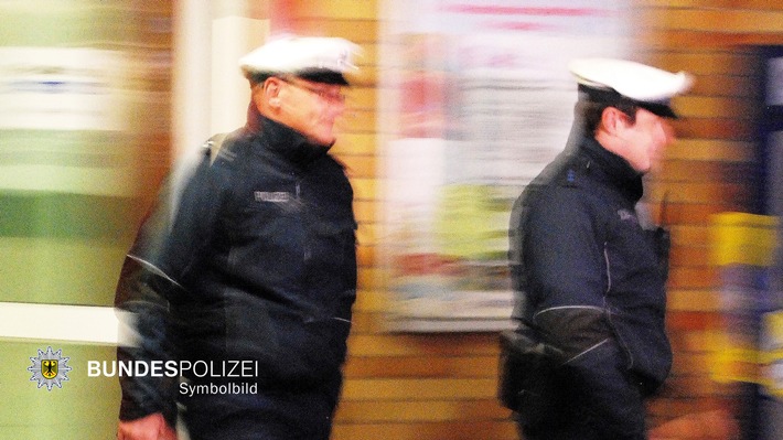 Bundespolizeidirektion München: Unbekannter greift bei Schlägerei ein / Bundespolizei sucht Helfer