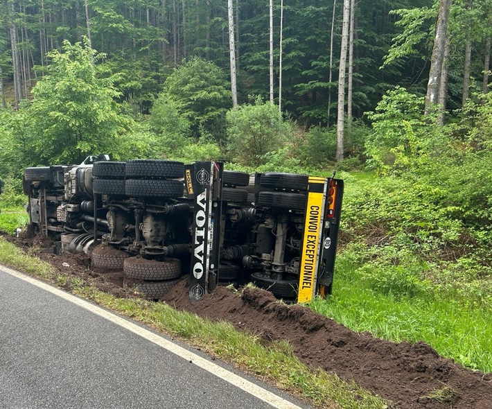 POL-PDLD: Vorderweidenthal/L493 - Sperrung aufgrund umgekippten Lkws