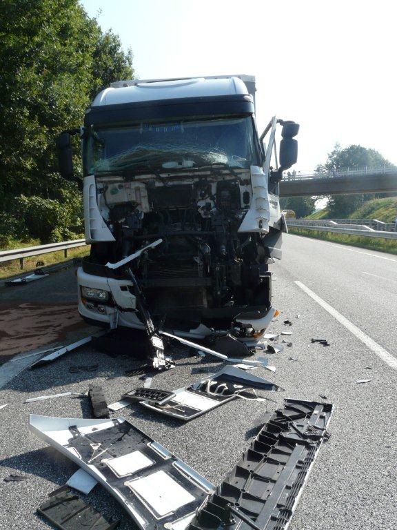 POL-WL: Stelle-Ashausen - Schwiegereltern mit Messer verletzt ++ Hittfeld - Auffahrunfall auf der A 1 löst Stau aus ++ Winsen/L. - Radfahrerin angefahren ++ und weitere Meldungen