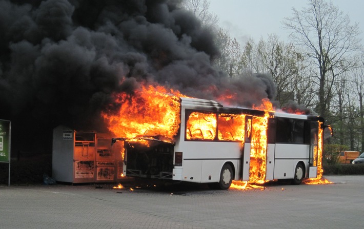 POL-NI: Schulbusbrand - Schulkinder und Busfahrer unverletzt  -Bild im Download-