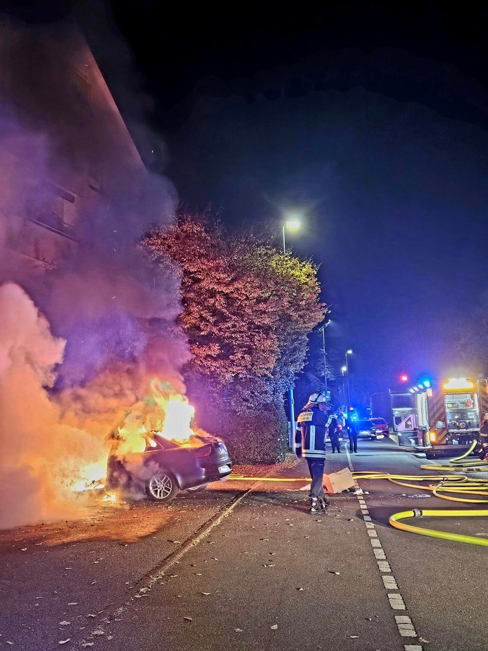 FW-Radolfzell: PKW-Brand droht auf Gebäude überzugreifen
