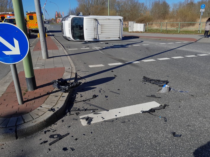 FW Bremerhaven: Verkehrsunfall mit Transporter und PKW - drei verletzte Personen