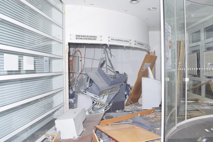 POL-REK: 200814-4: Sprengung eines Geldautomaten - Erftstadt