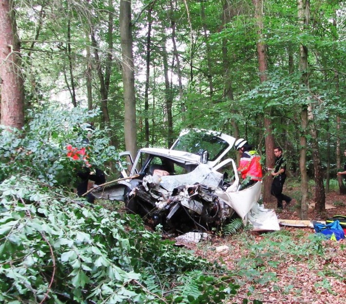 POL-HOL: Holzminden, L 550 
PKW-Fahrer bei Verkehrsunfall tödlich verletzt