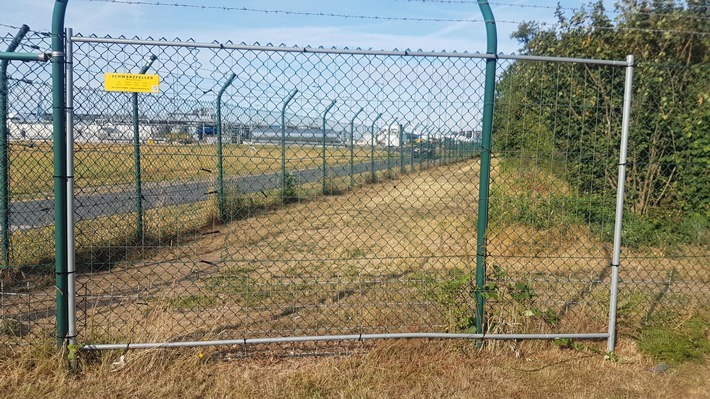BPOL NRW: Loch in Außenzaun am Flughafen Köln/Bonn festgestellt
- Maßnahmen der Bundespolizei verliefen unauffällig -