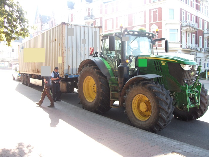 POL-MI: Seecontainer auf Sattelauflieger gezogen - Polizei stoppt Traktor