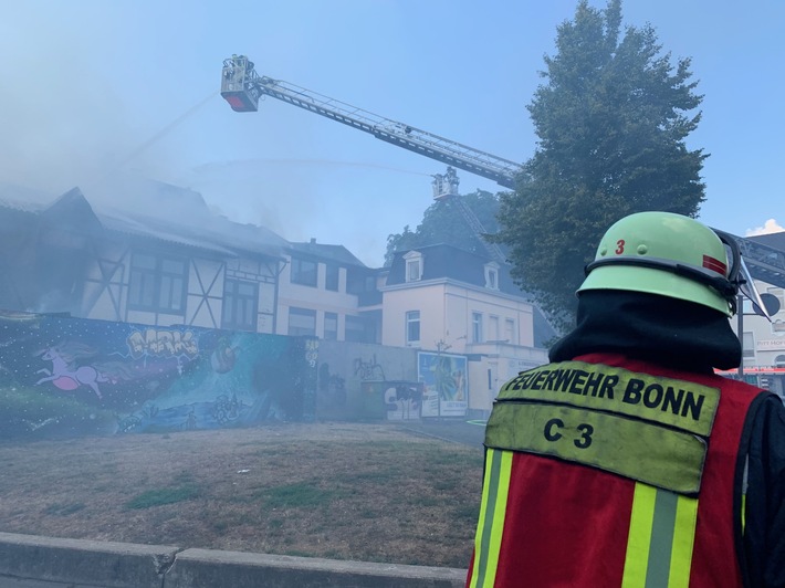 FW-BN: Brand einer Schreinerei in Bad Godesberg und entgleiste Straßenbahn - Feuerwehr Bonn im Dauereinsatz