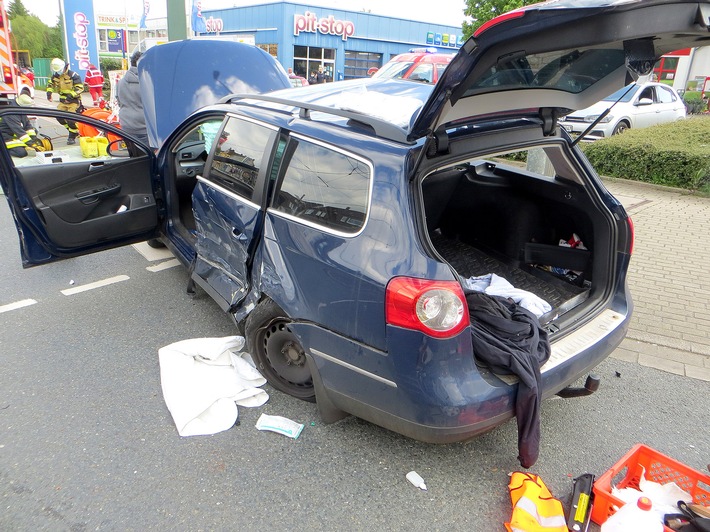 FW-E: Verkehrsunfall in Altenessen, 38-jähriger Mann aus Fahrzeug gerettet