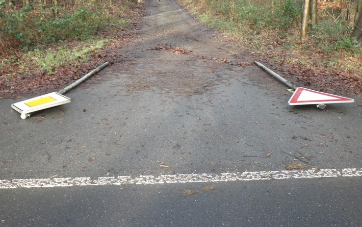 POL-KLE: Uedem - Gefährdungsdelikt / Mehrere Verkehrszeichen beschädigt