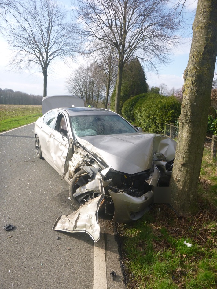 POL-HF: Verkehrsunfall im Kurvenbereich - BMW prallt gegen Baum