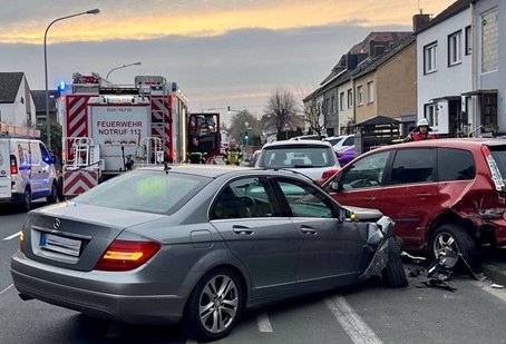POL-EU: Verkehrsunfall nach Sekundenschlaf - Vier Fahrzeuge beschädigt