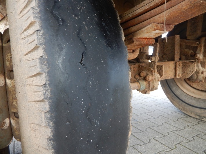 POL-KLE: Kleve - Kontrolle eines landwirtschaftlichen Gespanns / Reifen glatt und Bremsen abgeklemmt