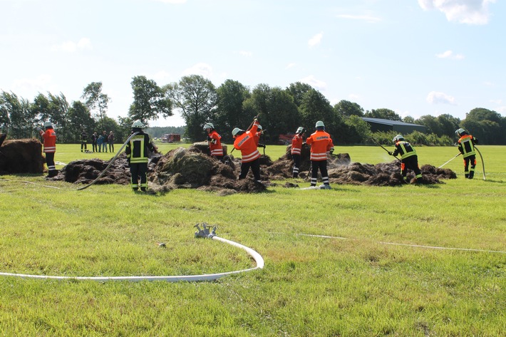 FW-ROW: Mehrere Heuballen stehen in Brand