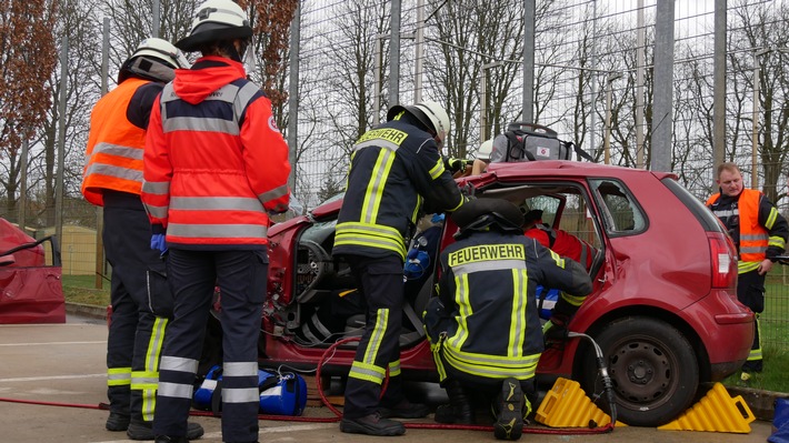 FW Celle: Gemeinsamer Ausbildungstag der Feuerwehr Celle mit der Johanniter-Akademie