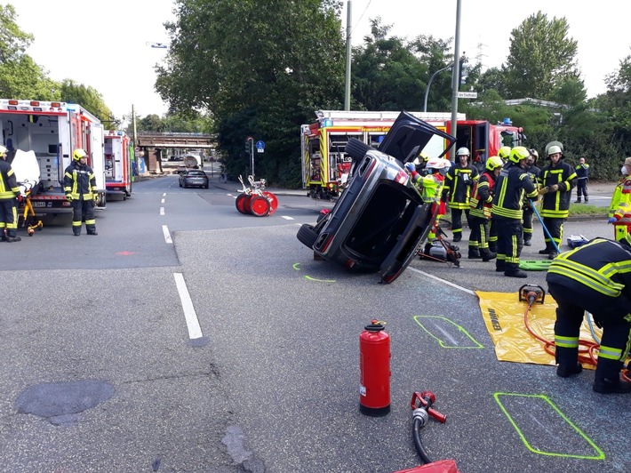 FW-GE: Verkehrsunfall zwischen zwei Pkw fordert eine verletzte Person in Gelsenkirchen-Schalke / Pkw bleibt nach Kollision auf der Fahrzeugseite liegen