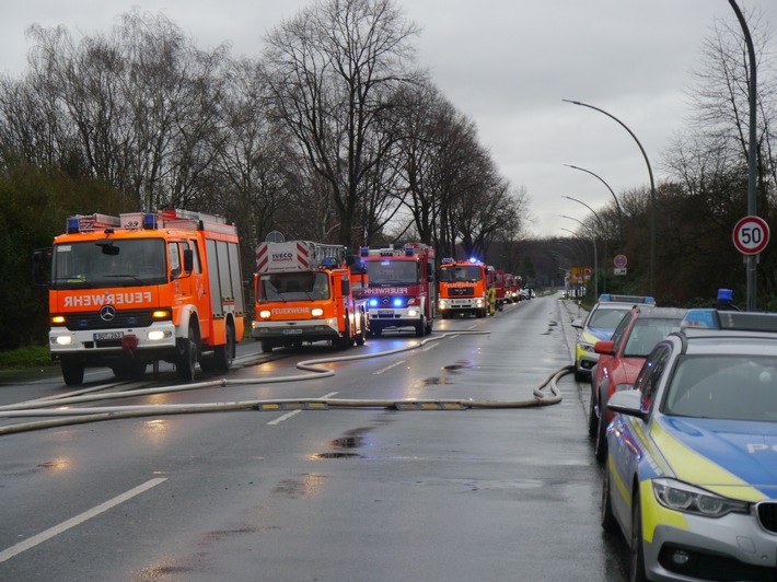 FW-BOT: Feuer in einer Lagerhalle - Vollalarm für die Feuerwehr Bottrop