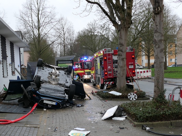 FW-DO: Verkehrsunfall in Nette. Eingeklemmte Person in überschlagenem Pkw.