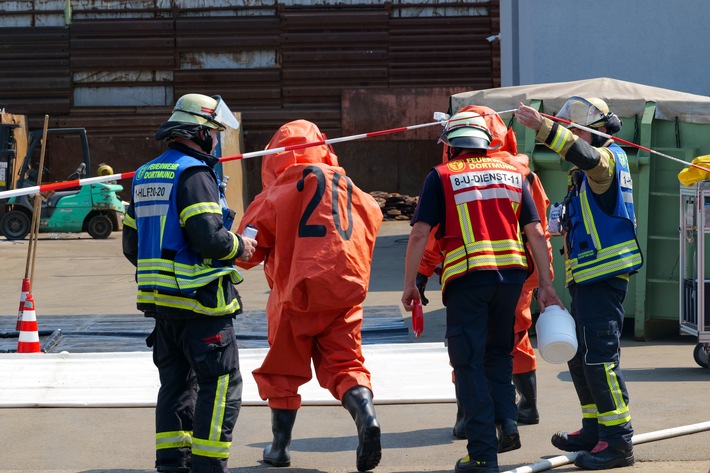 FW-DO: Unbekannter Stoff trat aus - ABC-Einsatz für die Dortmunder Feuerwehr