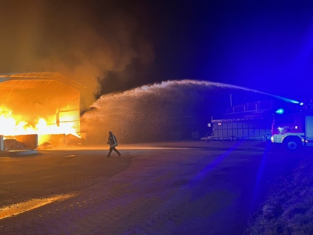 POL-LG: ++ Brand in einer Halle zur Getreidetrocknung auf dem Gelände einer Biogasanlage ++ Feuerwehren im Löscheinsatz ++ 800.000 Euro Schaden ++