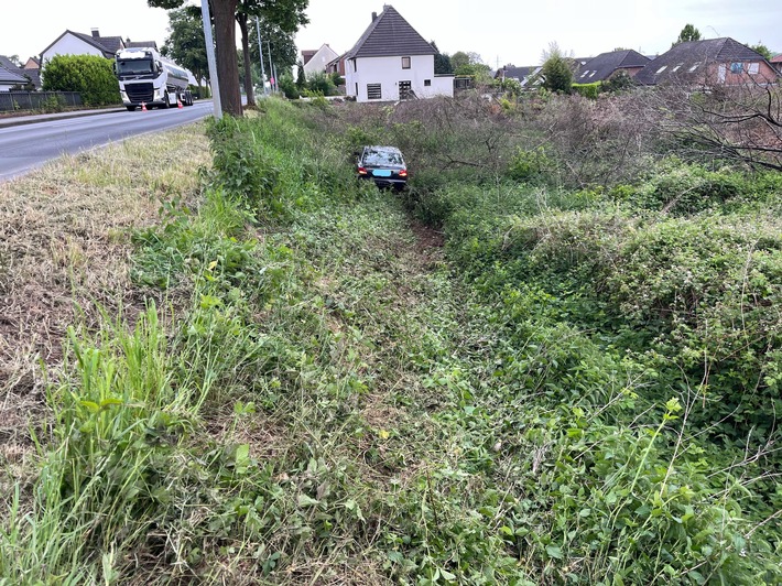 POL-KLE: Kleve - Alkolisierter Mann schlägt Hilfe aus und fährt mit seinem Auto weg / Verkehrsunfall, Führerschein sichergestellt