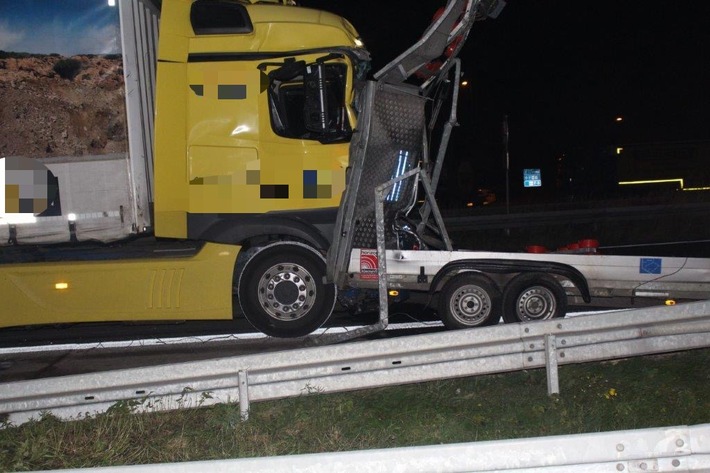 POL-MS: Sattelzug kollidiert mit Sicherungsanhänger auf der Autobahn 1 - Fahrer schwer verletzt