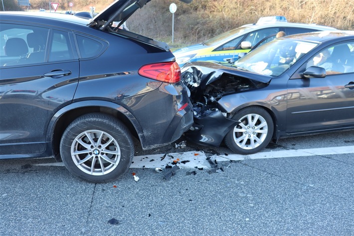 POL-HF: Verkehrsunfall mit Personenschaden - Auffahrunfall mit zwei Verletzten