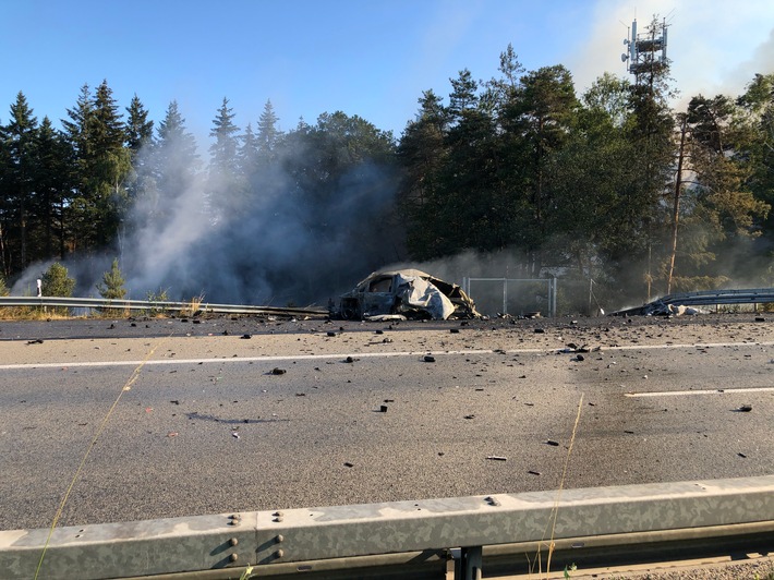 POL-PDKL: Fahrzeugbrand mit Explosionen und anschließendem Waldbrand auf der Autobahn 6