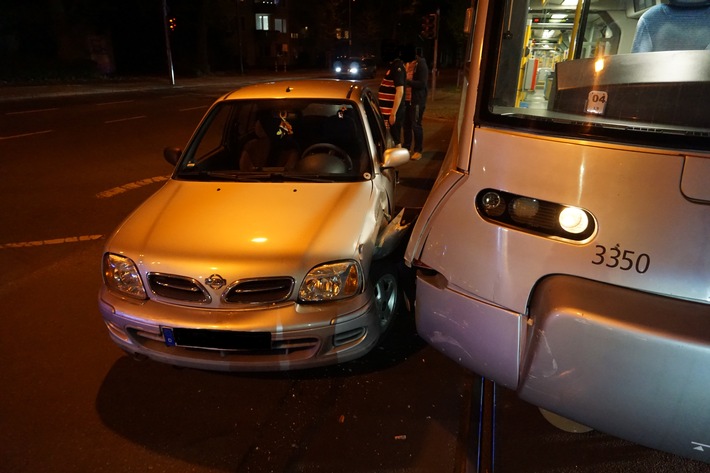 FW Ratingen: Verkehrsunfall mit Straßenbahn