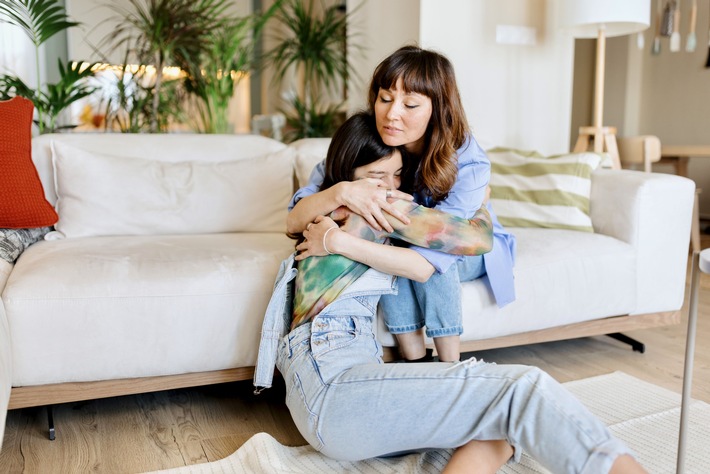 Worried daughter talking with her loving mother / Weiterer Text über ots und www.presseportal.de/nr/53836 / Die Verwendung dieses Bildes für redaktionelle Zwecke ist unter Beachtung aller mitgeteilten Nutzungsbedingungen zulässig und dann auch honorarfrei. Veröffentlichung ausschließlich mit Bildrechte-Hinweis Anchiy.