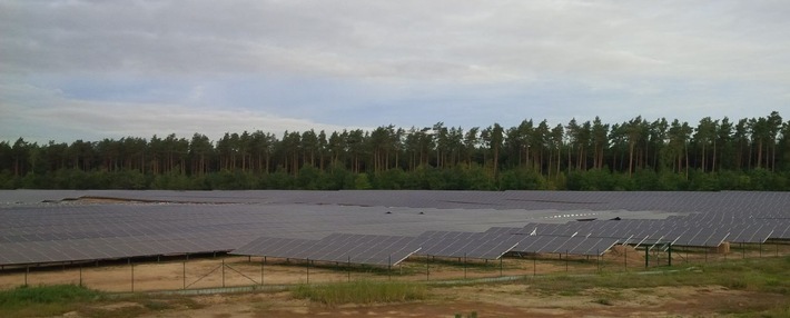 E.ON und IBC SOLAR nehmen Solarpark mit 7,45 Megawatt in Betrieb - grüne Energie für 2.400 Haushalte