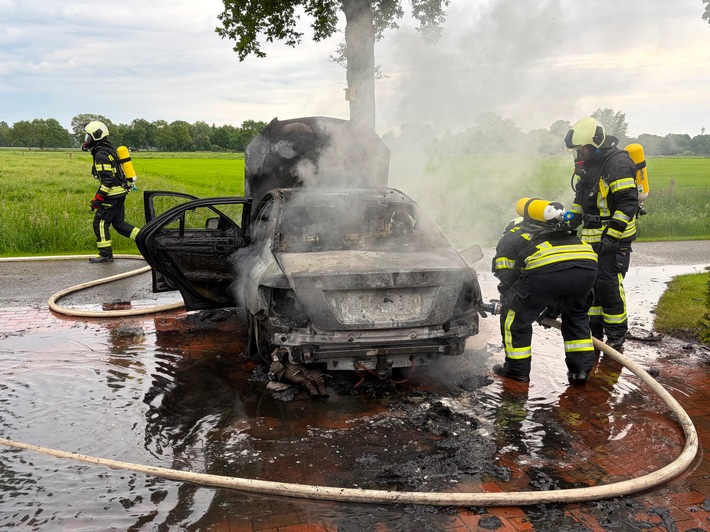 FW-AUR: Auto durch Feuer zerstört