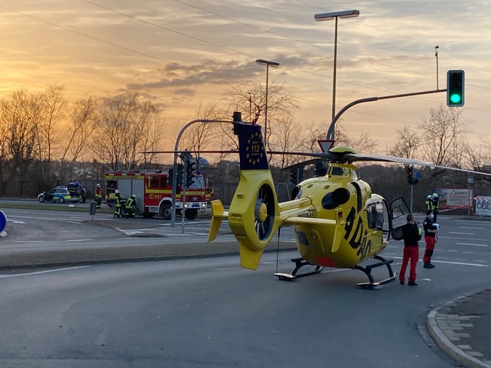 FW-EN: Motorradfahrer wird bei Unfall lebensgefährlich verletzt