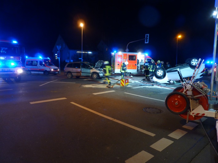 FW Dinslaken: Verkehrsunfall mit drei leicht verletzten Personen