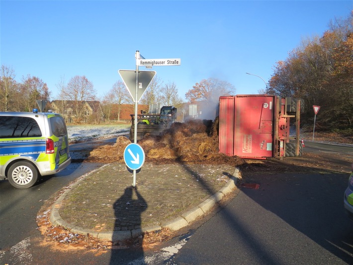 POL-LIP: Detmold. Anhänger kippt um - Mist landet auf Straße.