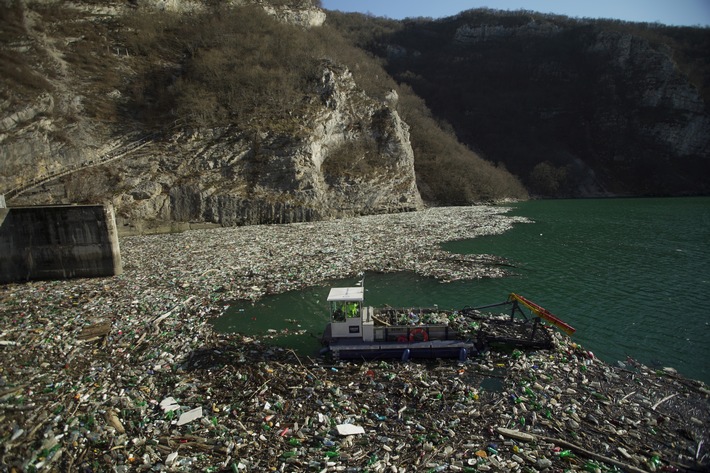 Gemeinsam für eine plastikfreie Zukunft: GROHE und everwave befreien Gewässer von Müll mit Hilfe von Kund:innen