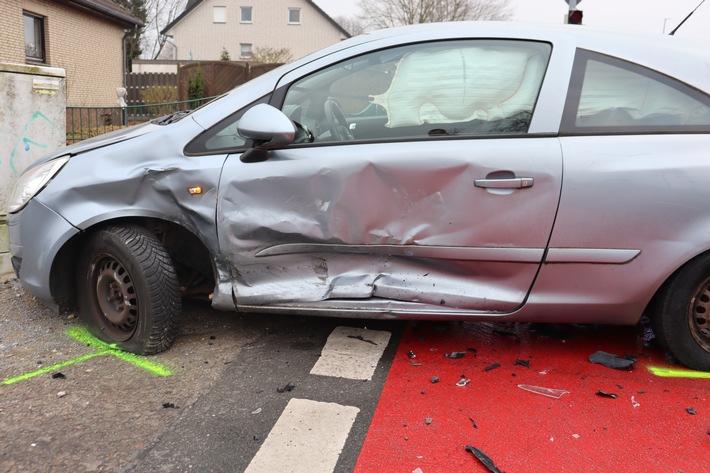 POL-HF: Zusammenstoß im Kreuzungsbereich - Am Unfall beteiligte Autofahrerinnen verletzt