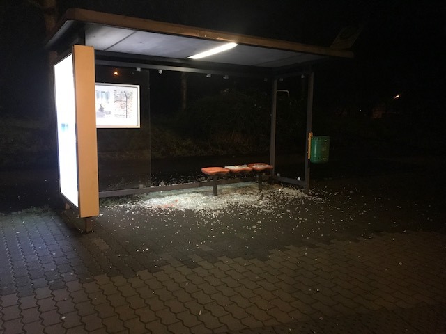 POL-PPKO: Bushaltestelle am "Messeplatz" zerstört
