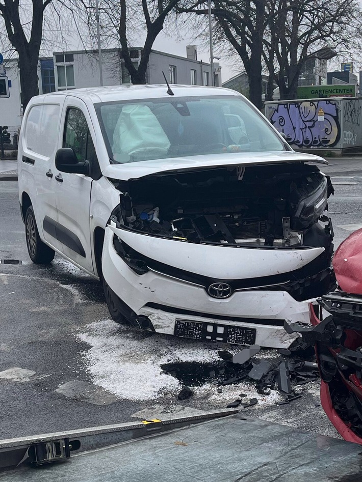 POL-ME: Zusammenstoß beim Abbiegen: zwei Personen leicht verletzt - 2512029