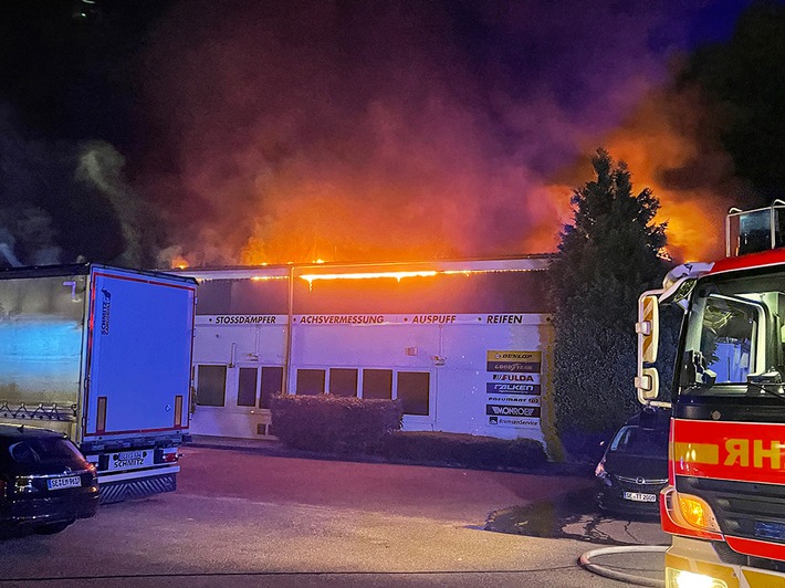 FW-SE: Großfeuer zerstört Autowerkstatt