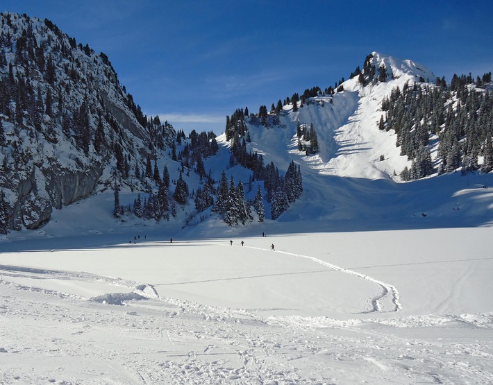 Neuer Standort: Iglu-Dorf Stockhorn / Einzigartiges Event-Iglu mit Bar und tollem Unterhaltungsprogramm am Bergsee (BILD)