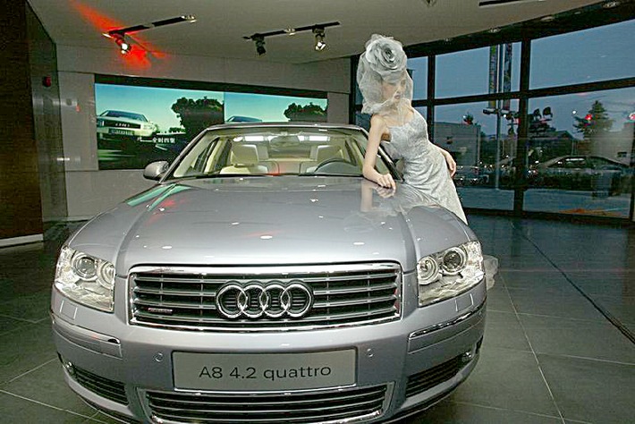 Audi eröffnet Forum in Peking - die 9. Repräsentanz weltweit / Präsentation des Audi A8 für den chinesischen Markt / Audi Auslieferungen im 1. Halbjahr um 84 Prozent gesteigert