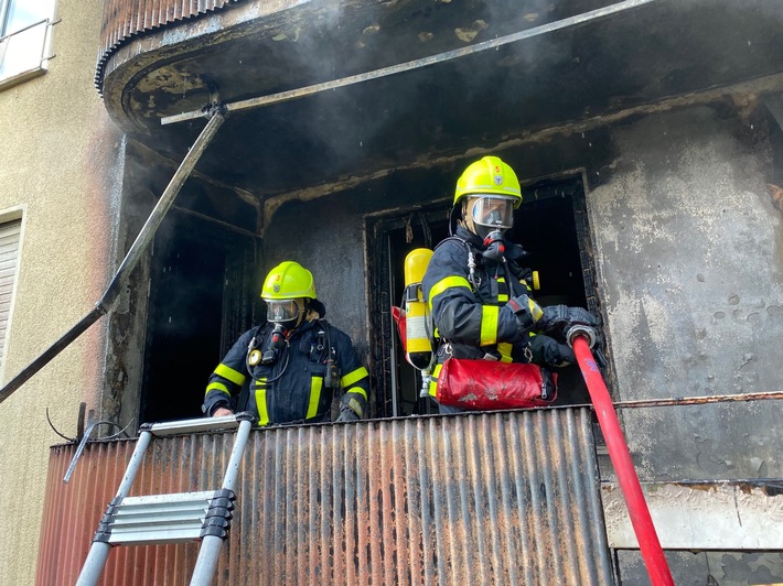 FW-F: Brand in einem Mehrfamilienhaus in Zeilsheim