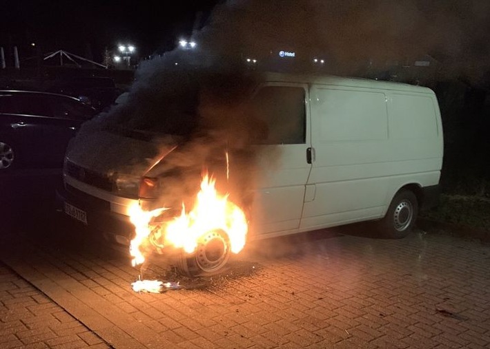 POL-STD: VW-Bus in Stade in Brand gesetzt - Polizei sucht Zeugen