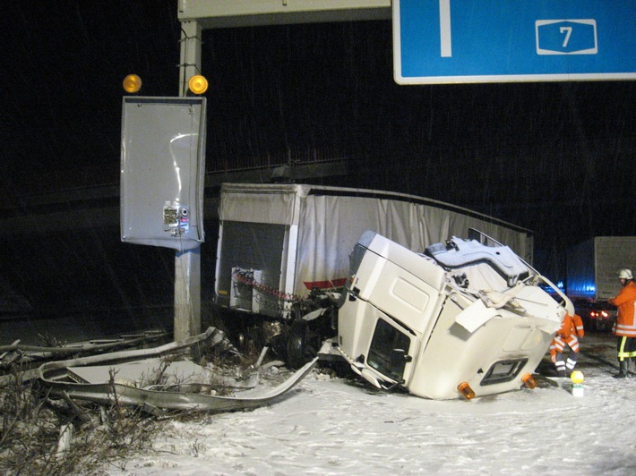 POL-HI: Autobahn 7 nach Lkw-Unfall voll gesperrt 2 Schwerverletzte und etwa 300.000EUR Sachschaden