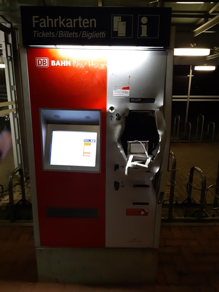 BPOLI-OG: Unbekannte brechen Fahrkartenautomat auf/Bundespolizei sucht Zeugen