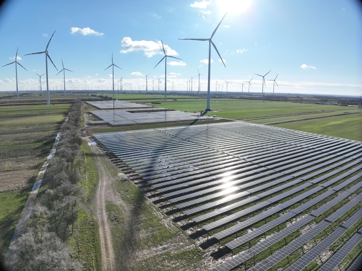 Energiewende trifft Landwirtschaft: Hybridkraftwerk Parndorf verbindet Wind, Sonne, Speicher und Biodiversität