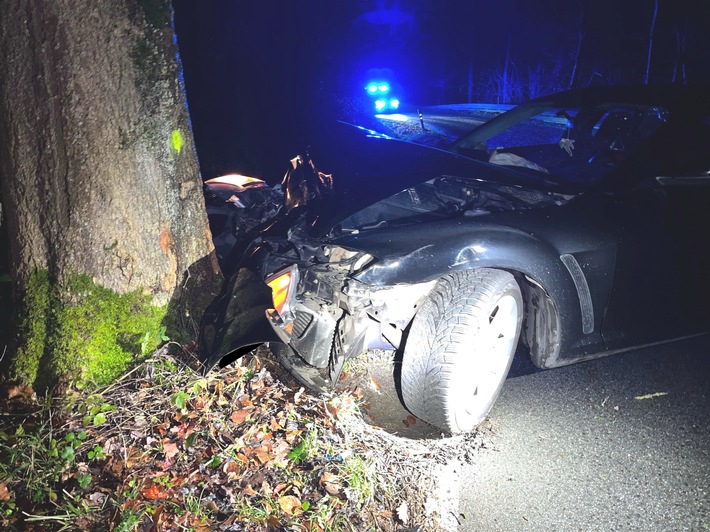 POL-MI: Auto kracht gegen Straßenbaum