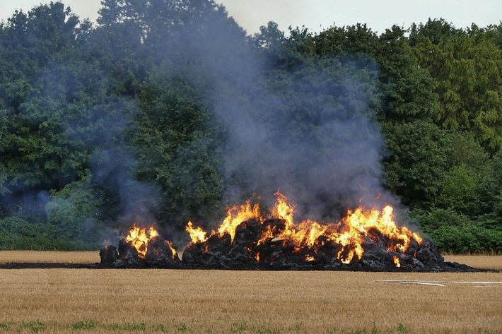 FW-DO: 14.08.2019 - FEUER IN APLERBECK
Strohballen brennen auf Feld