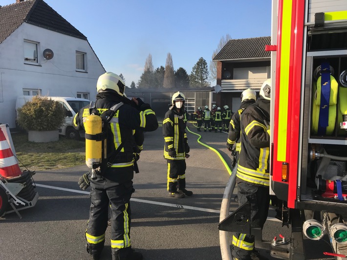 FW Kranenburg: Brand in einer Kfz-Werkstatt an der Klever Straße
