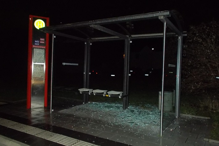 POL-NE: Unbekannte zerstören Glasscheiben an Bushaltestellen - Wer kann Hinweise geben?